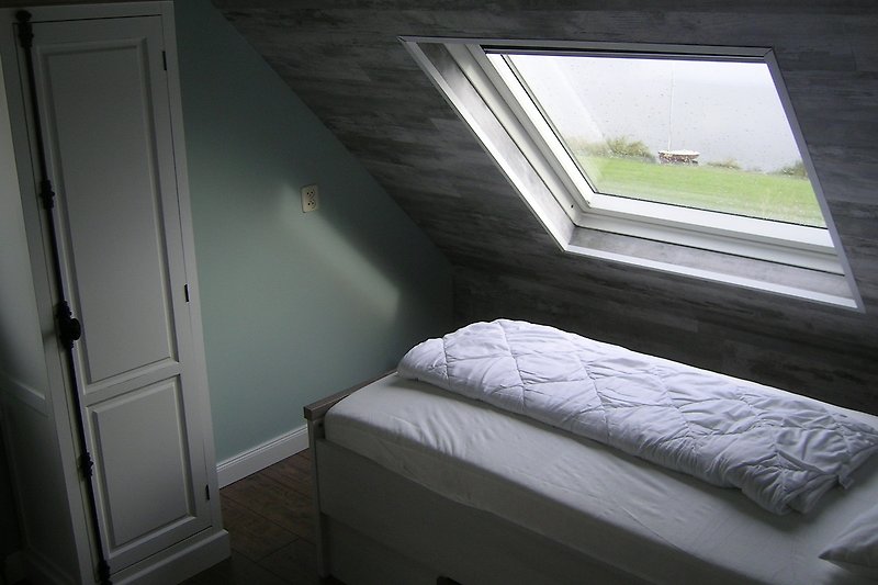 Das dritte Schlafzimmer mit Aussicht auf die Maas, verfügt über ein Bett 90x 200 cm, Kleiderschrank und Nachttisch.