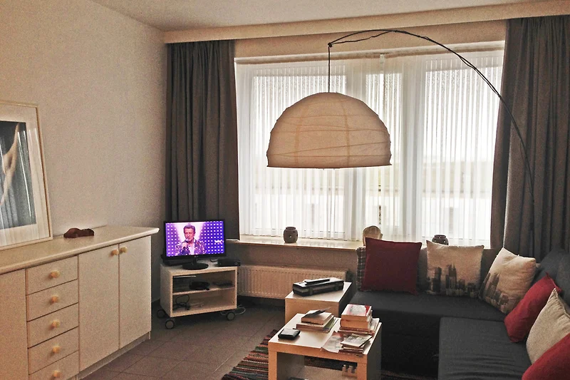 Gemütliche Einrichtung mit Holzmöbeln und gemütlicher Beleuchtung.