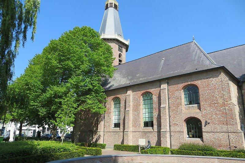 Historische Kirche mit Turm und gotischer Architektur.