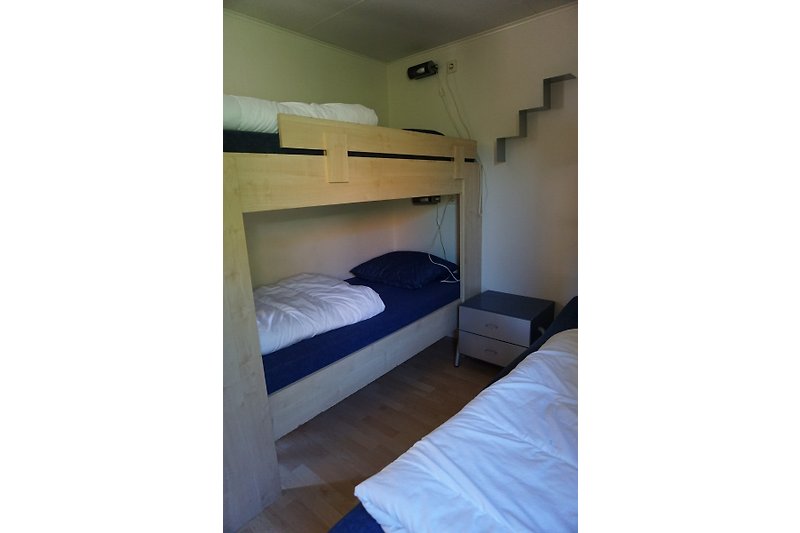 Schafzimmer mit einzelbett und etagenbett