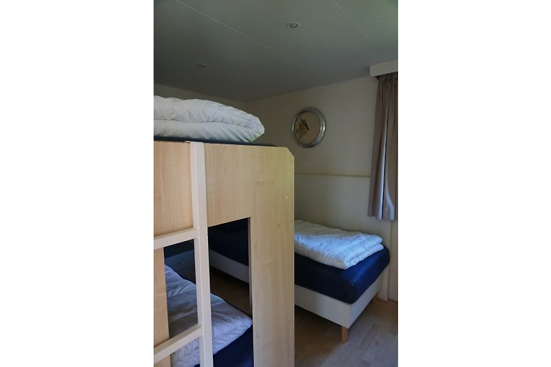 Slaapkamer enkelbed en stapelbed