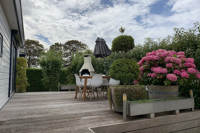 Houten terras met veel privacy