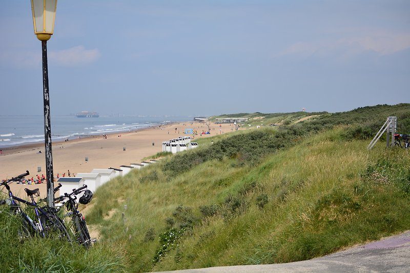 Prachtig uitzicht op het strand, de zee en de kustlijn, ideaal voor uw fietsvakantie