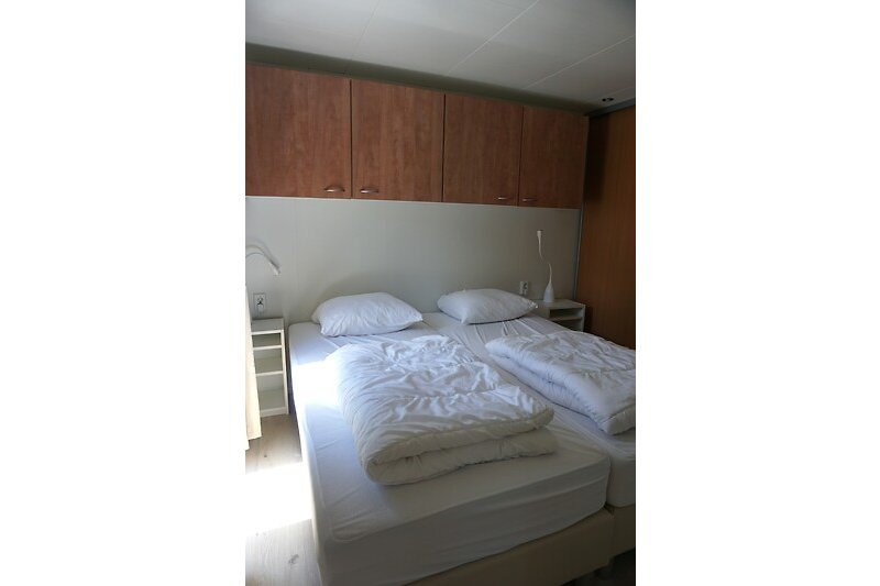 Slaapkamer met 2x 1-persoons boxspringbedden