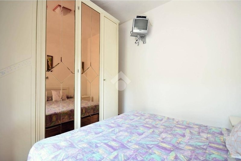 Una camera da letto accogliente con arredi in legno e una vista mozzafiato.