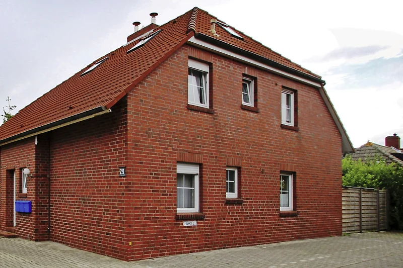 Oberwohnung im ruhigen 4er Haus in Sackgassenlage, rechts der Parkplatz.