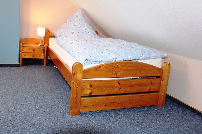 Komfortables Schlafzimmer mit Holzmöbeln und stilvollem Interieur.
