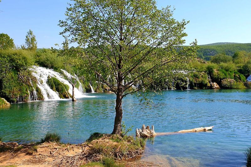 Prekrasan pogled na jezero s vodopadom i prirodnim krajolikom.