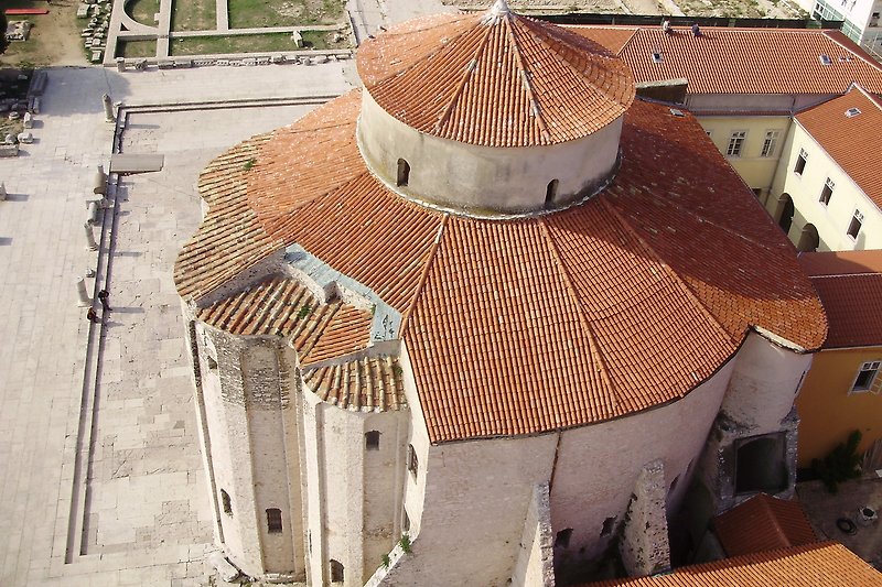 Srednjovjekovna arhitektura s drvenim krovom i zidovima.