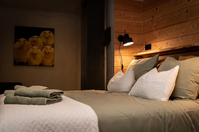 Ruime knusse slaapkamer met heerlijke boxspring bedden en kwaliteits beddengoed.