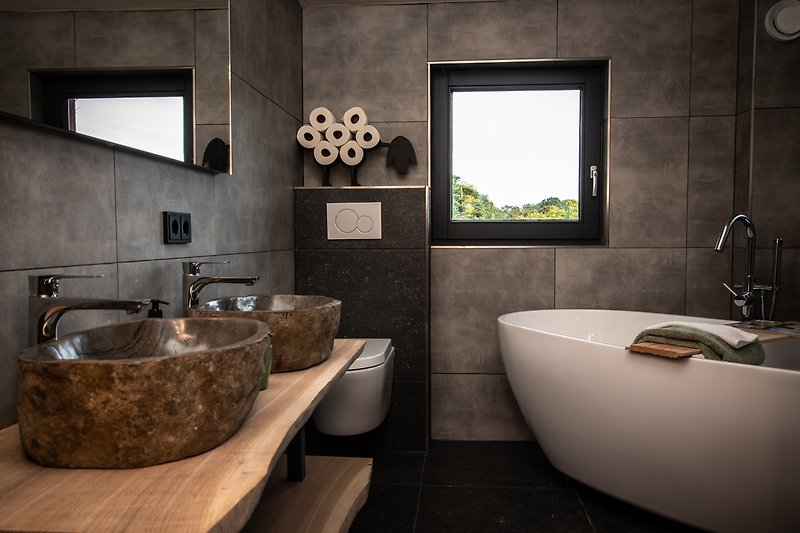 Stilvolles Badezimmer mit Designer-Badewanne.