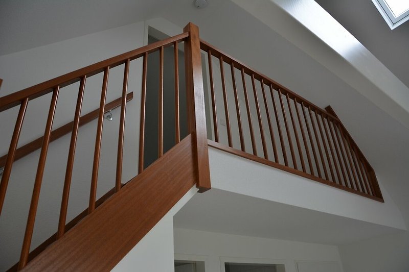 Stijlvolle houten balustrade met metalen handrail.
