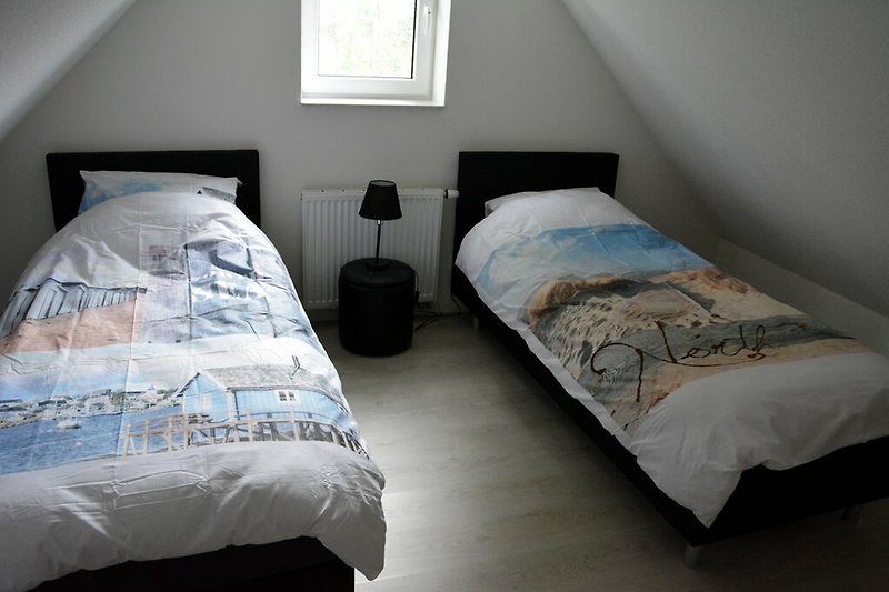 Sfeervolle slaapkamer met comfortabel bed en warme verlichting.