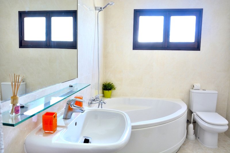 Rent this charming holiday home with a stylish bathroom featuring a beautiful bathtub and elegant fixtures.