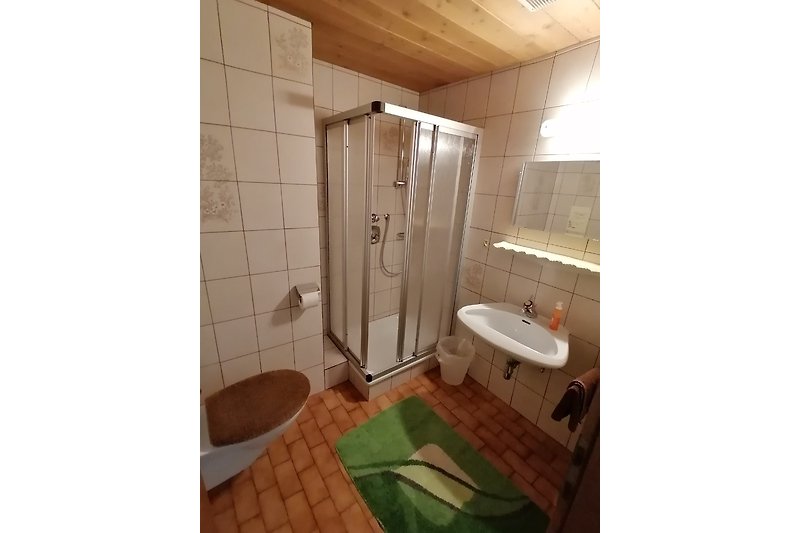 Moderne Badezimmerausstattung mit stilvollem Holzdesign.