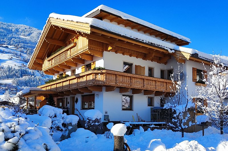 Schönes Haus mit traditioneller Architektur und Bergblick.