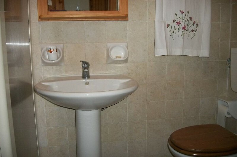 Un bagno elegante con lavabo in ceramica e specchio.