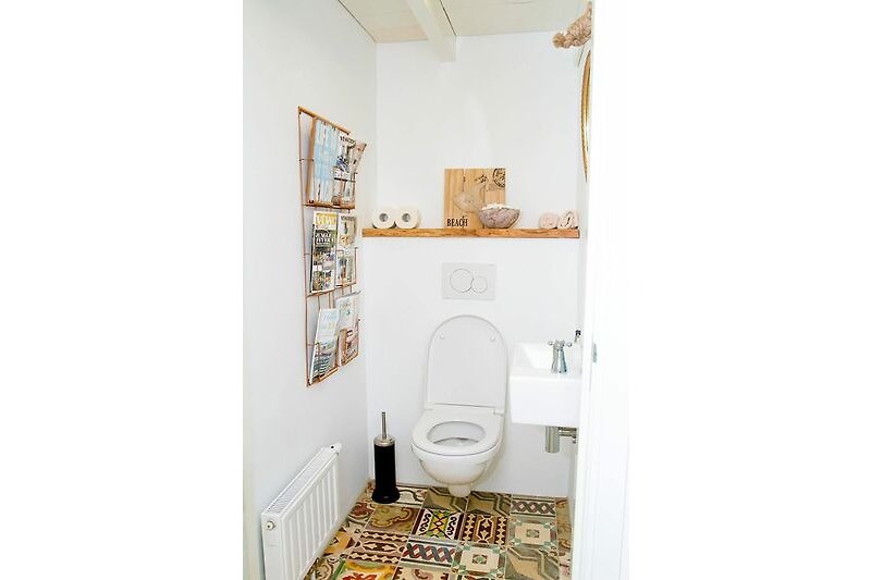 Prachtige badkamer met paarse accenten en houten vloer.