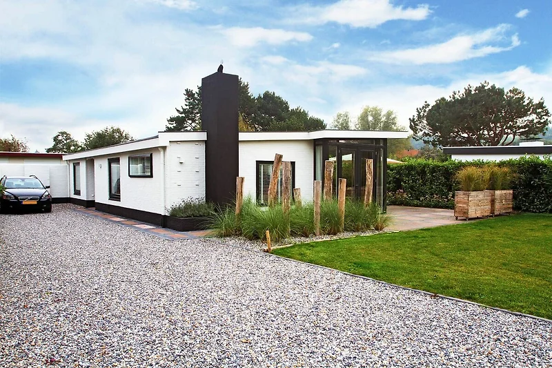 De entree van Beach House Soute met de ruime tuin en oprit