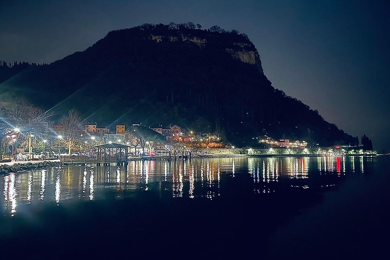 Blick auf den See und la Rocca in der Nacht.