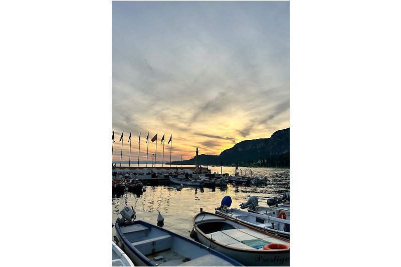 Der Hafen von Garda bei Sonnenuntergang