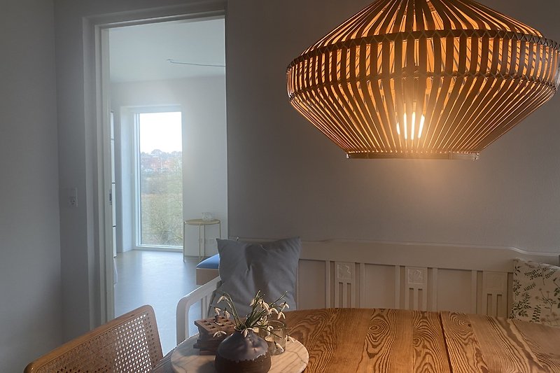 Stilvolles Wohnzimmer mit elegantem Mobiliar und schöner Beleuchtung.