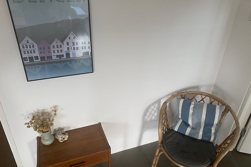 Stilvolles Wohnzimmer mit klassischem Mobiliar und Blumenvase.