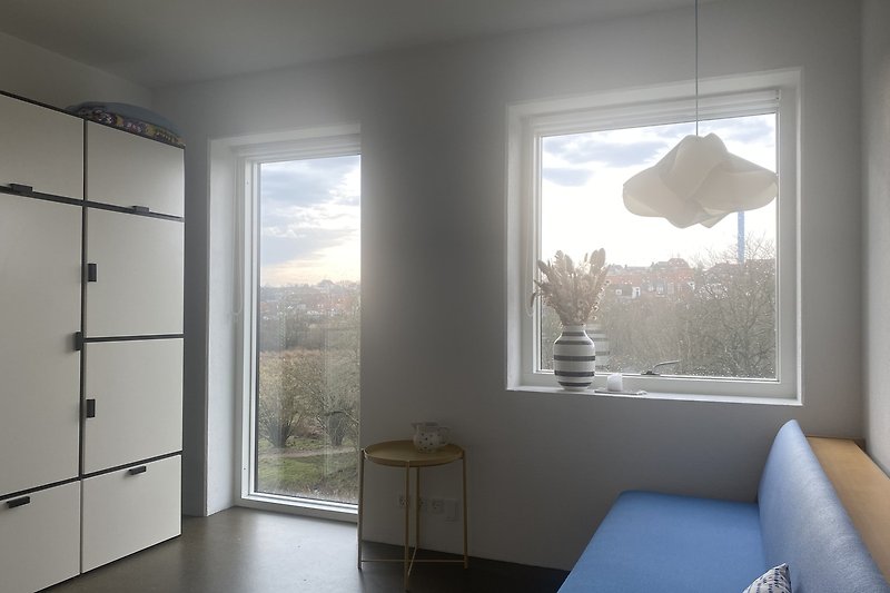Stilvolles Wohnzimmer mit elegantem Lampendesign.