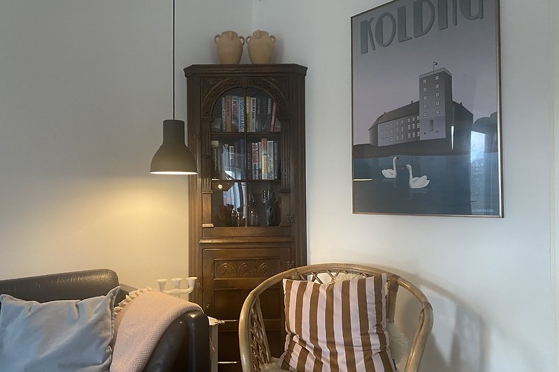Stilvolles Wohnzimmer mit elegantem Windsor-Stuhl und Bücherregal.