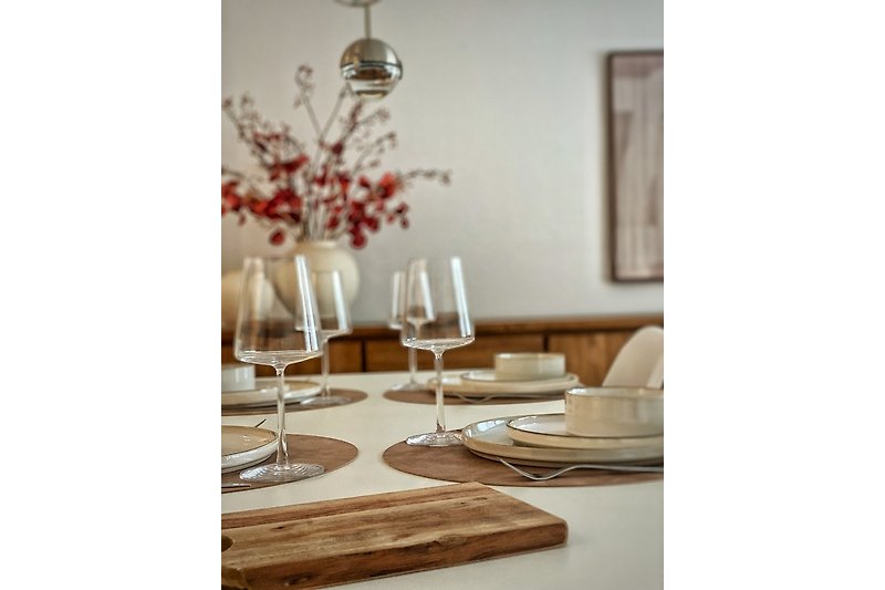 Een prachtig gedekte tafel met elegant glaswerk en servies.