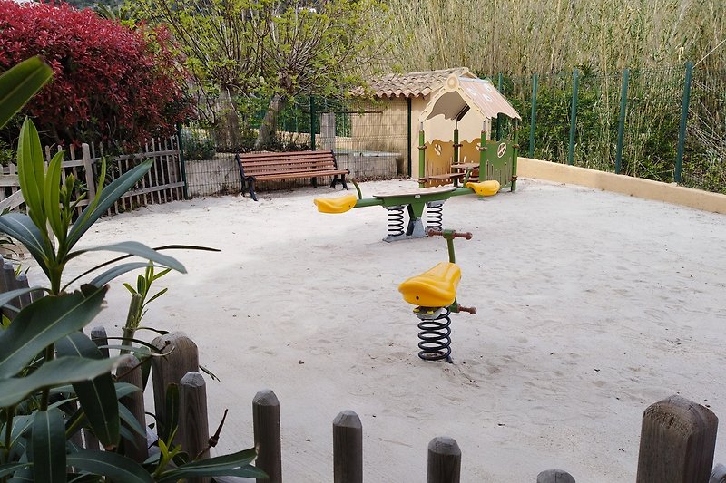 Aire de jeux pour enfants ici et creuser et construire des châteaux de sable sur la plage