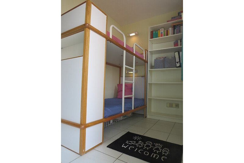 Kinderzimmerecke mit Etagenbett und gut gefüllem Bücherschrank( ca 150 Romane)