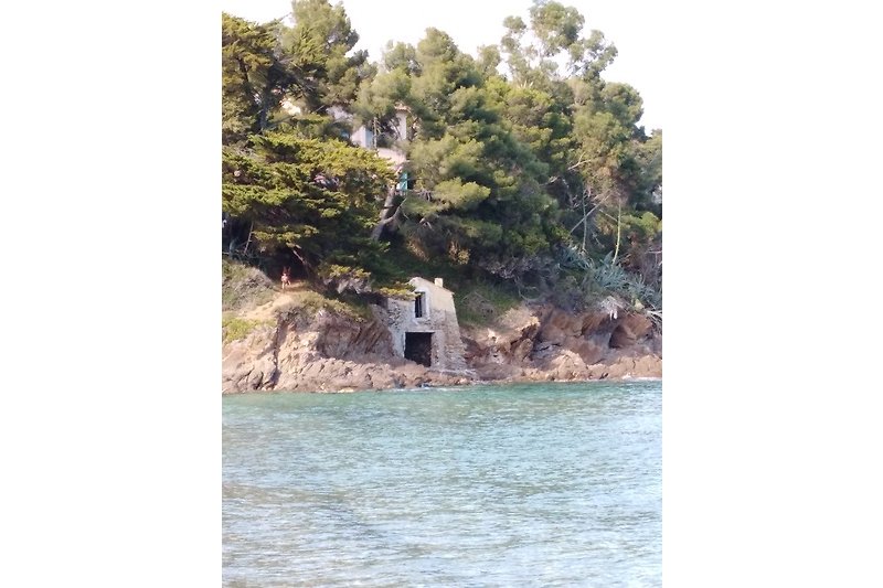 altes Bootshaus am Strand von Pramousquier