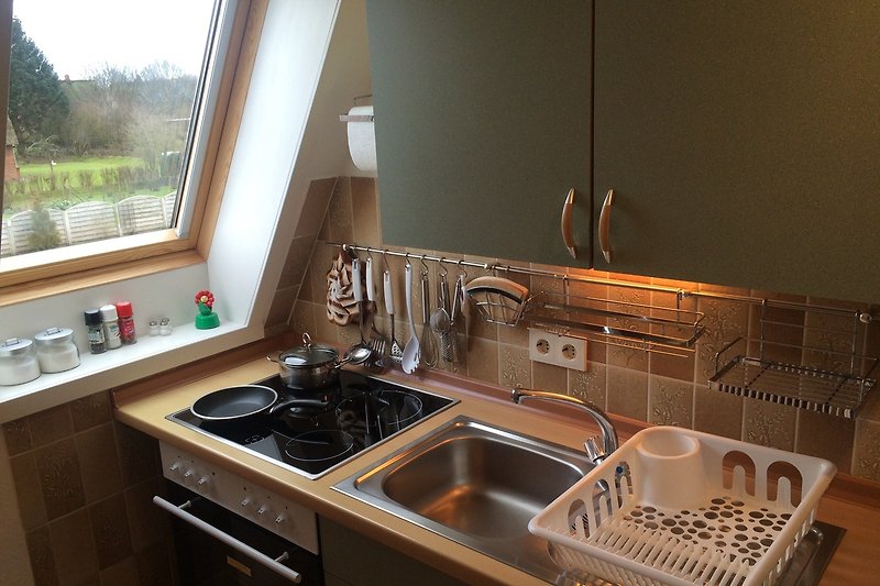 Moderne Küche mit Holzboden und Fenster.