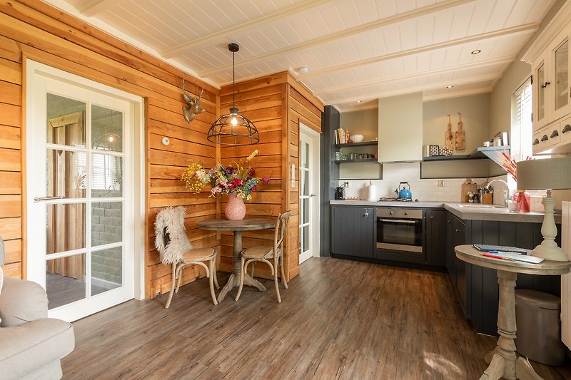 Moderne Küche mit Holzmöbeln und stilvoller Einrichtung.