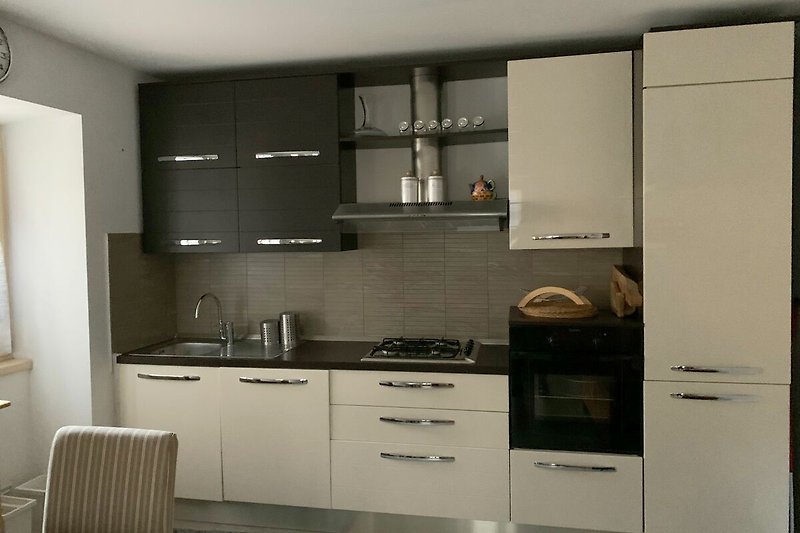 Moderne Küche mit stilvoller Einrichtung und hochwertigen Geräten.