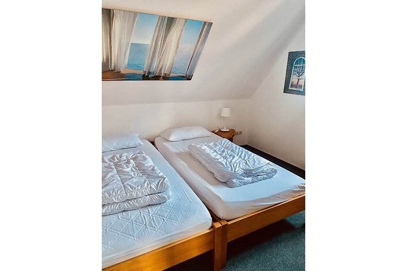 Gemütliches Schlafzimmer mit stilvollem Holzinterieur und gemütlichem Bett.