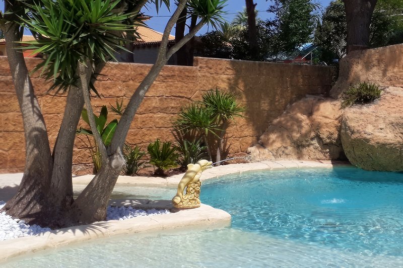 Una piscina de agua salada de estilo resort con una entrada gradual.