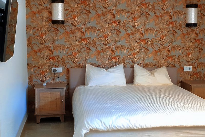 Łóżko king size z materacem kieszeniowym i chemicznie czyszczonym luksusowym pościelą bawełnianą