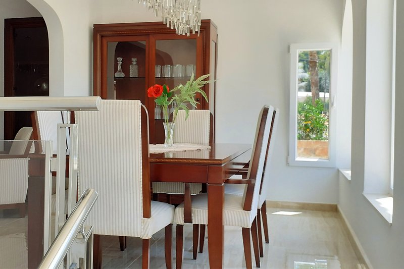 Sunny dining area with luxurious furniture from the brand Mariner.