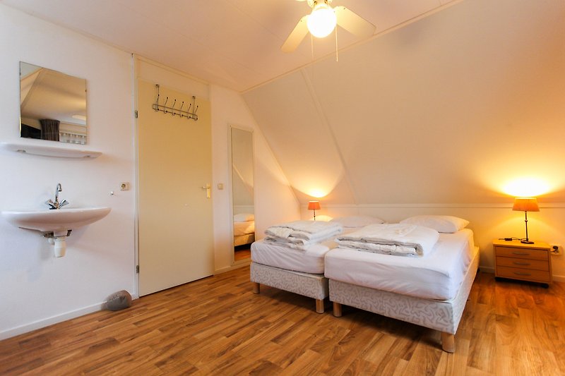 Prachtige slaapkamer met houten meubels en sfeervolle verlichting