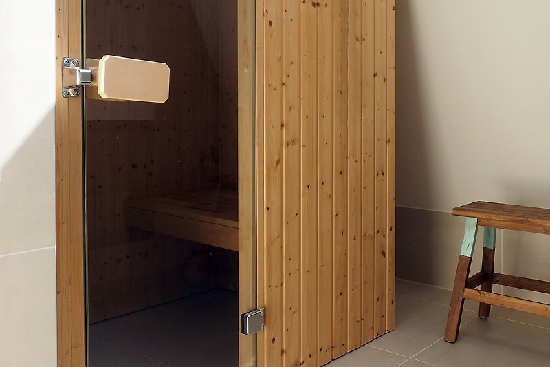 Holzhaus mit Möbeln, Tisch, Regal und Tür.