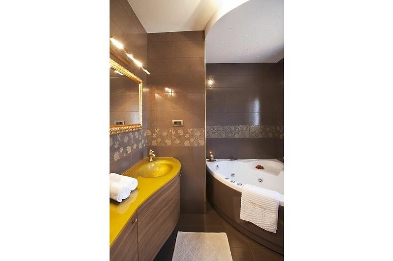 Un bagno moderno con lavandino elegante e illuminazione raffinata.