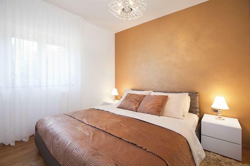 Camera da letto con arredamento in legno, letto comodo e illuminazione accogliente.