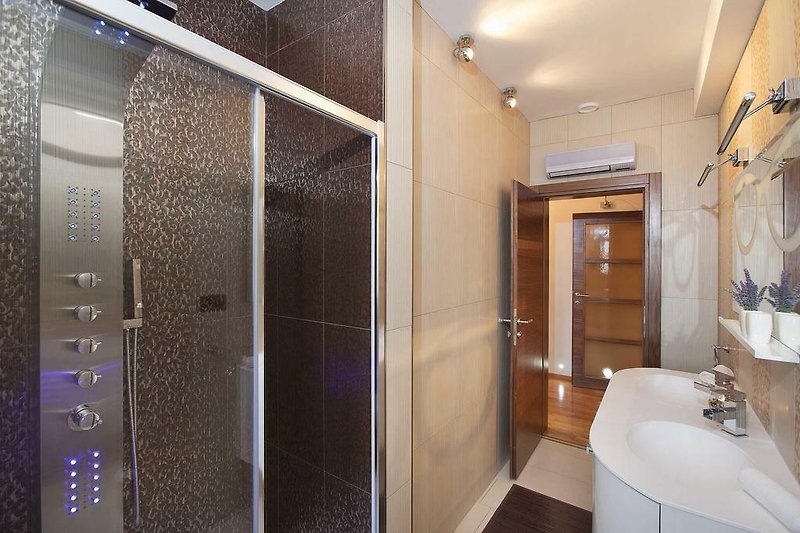 Un bagno moderno con lavandino elegante e piastrelle decorative.