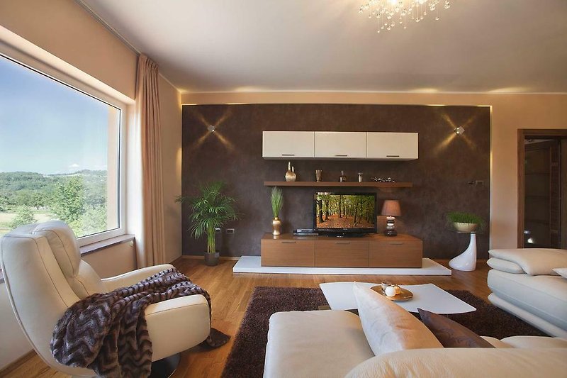 Un confortevole soggiorno con arredamento moderno e piante verdi.