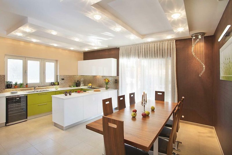 Appartamento con arredamento in legno, cucina moderna e ampio soggiorno.