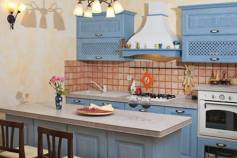 Una cucina moderna con mobili in legno, lavello elegante e illuminazione accogliente.