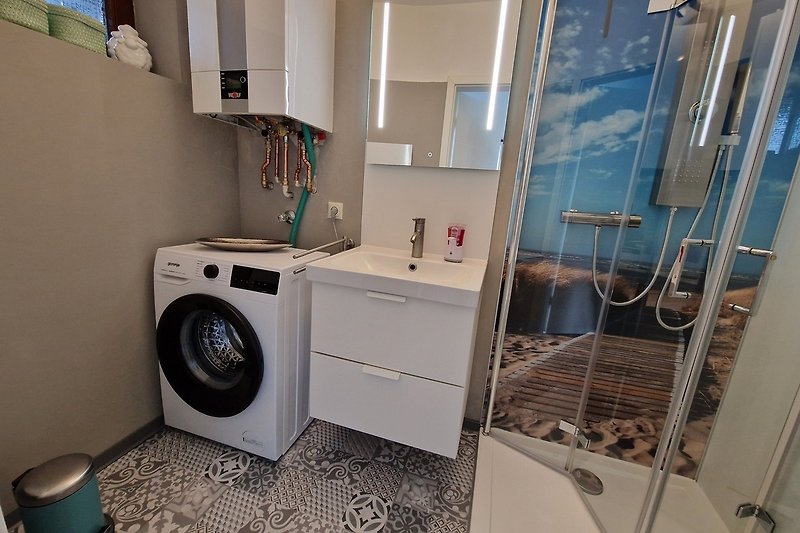 Badezimmer mit neuer Gasheizung und Waschmaschine - Benutzung kostenfrei möglich!