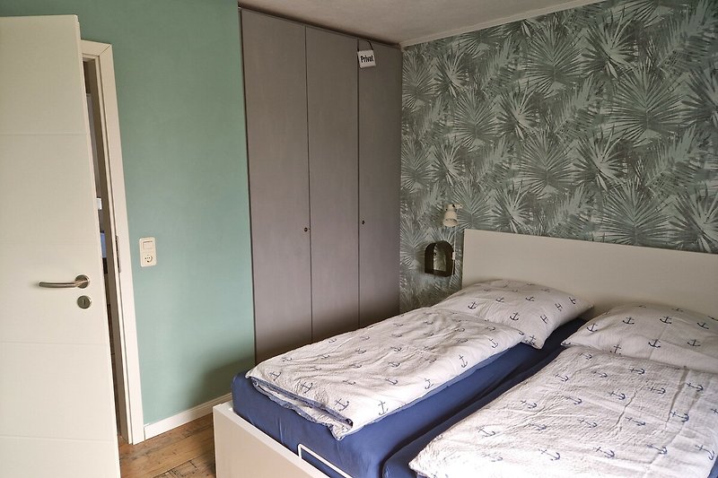 Schlafzimmer mit bequemem Bett (2 x 90 cm x 200 cm)